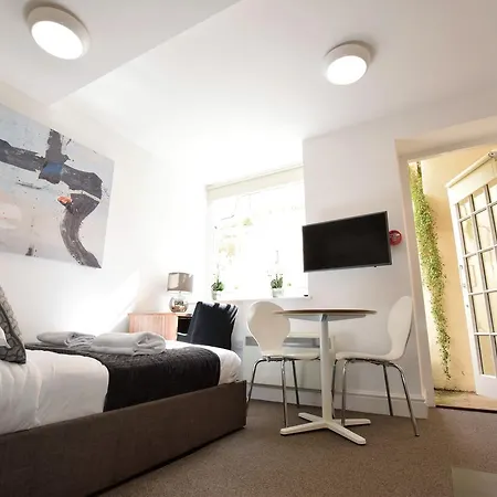 Апартаменты Berkeley Square Pads *