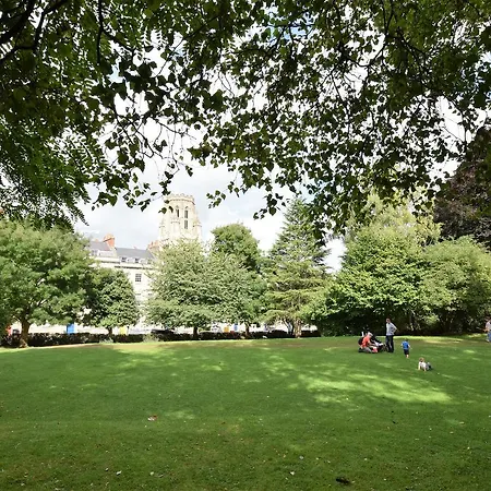 Berkeley Square Pads Апартаменты *