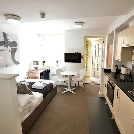 Апартаменты Berkeley Square Pads *