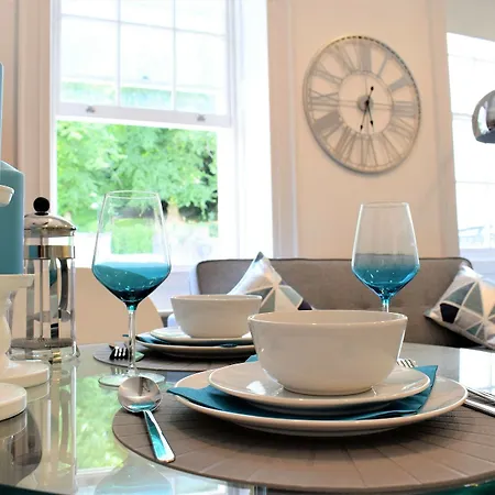 Berkeley Square Pads Апартаменты *
