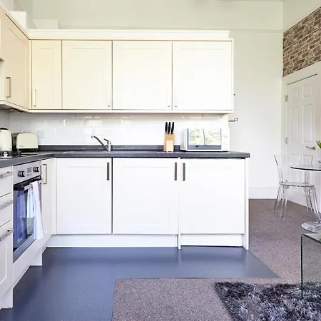 Berkeley Square Pads Apartment *