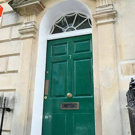 Berkeley Square Pads Apartment *