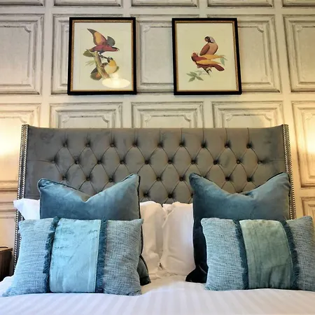 Berkeley Square Pads Apartment