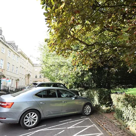 Berkeley Square Pads 公寓 *