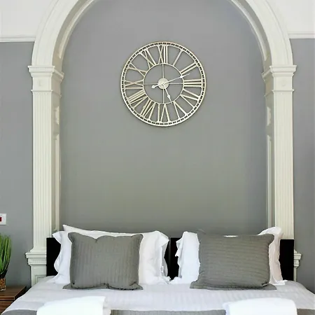 Апартаменти Berkeley Square Pads